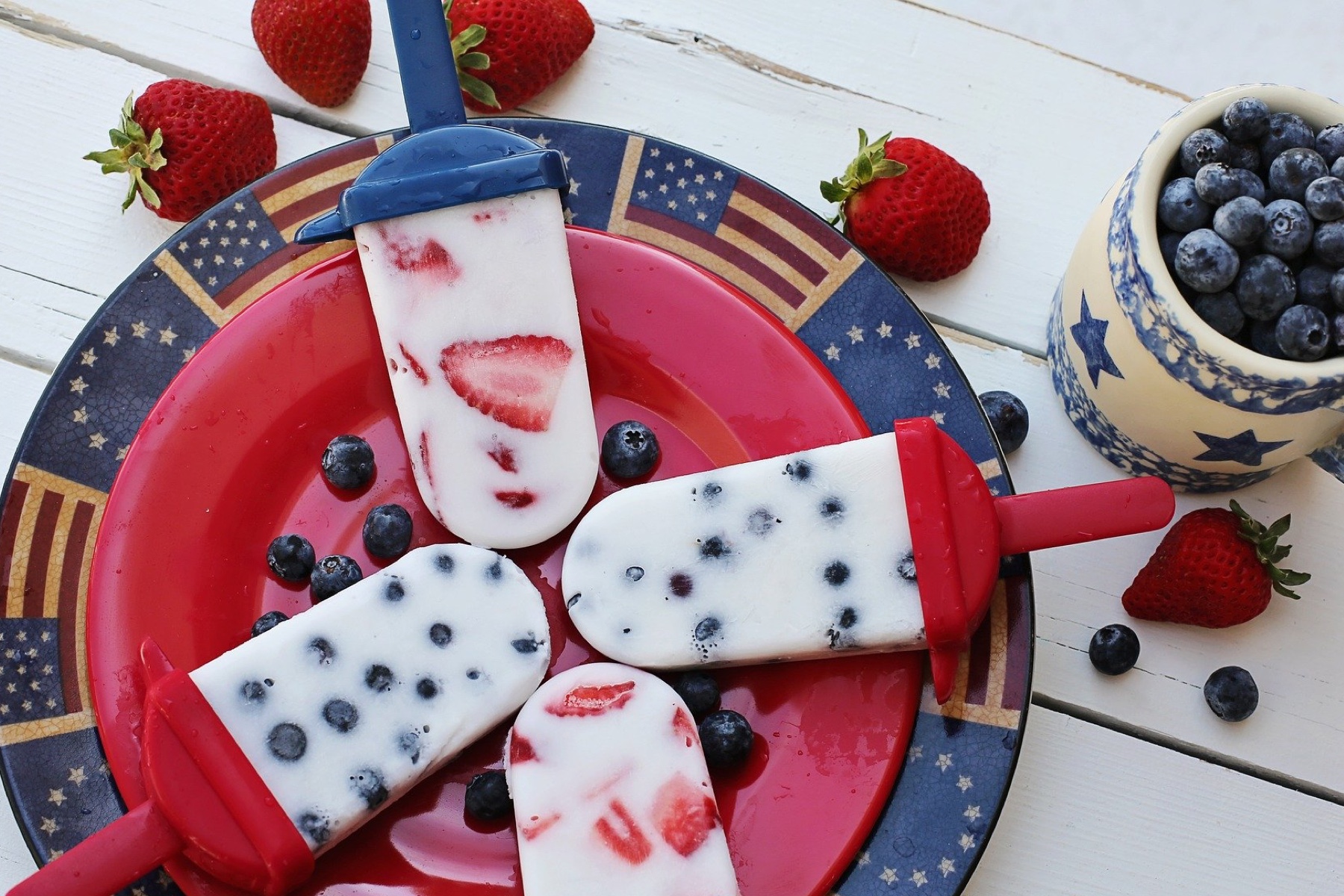 Frozen yogurt popcicles with berries
